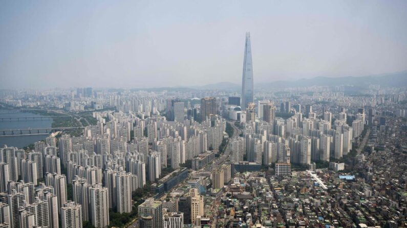 La Lotte World Tower, le plus haut bâtiment de Corée du Sud et le sixième plus haut du monde avec ses 123 étages, est vue du ciel à Séoul, en Corée du Sud, le 22 mai 2022. (Photo SAUL LOEB/AFP via Getty Images)
