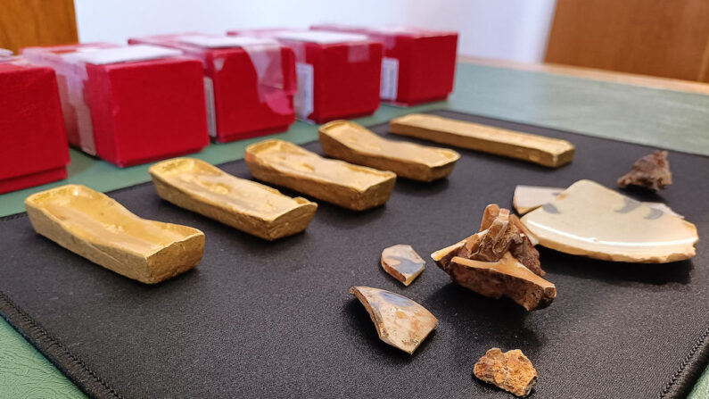 Lingots d'or et des fragments de porcelaine provenant de l'épave du Prince de Conty saisis par les autorités américaines lors de leur restitution officielle à la France, à Brest le 15 juin 2022. (Photo SANDRA FERRER/AFP via Getty Images)