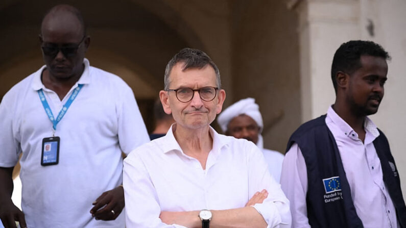Volker Perthes (au c.), Représentant spécial du Secrétaire général des Nations Unies pour le Soudan et Chef de la Mission intégrée d'assistance à la transition des Nations Unies au Soudan, supervise l'évacuation du personnel recruté au niveau international à Port-Soudan, le 24 avril 2023. (Photo -/AFP via Getty Images)