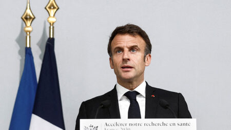 Macron présente un plan de relocalisation de la production de médicaments en France
