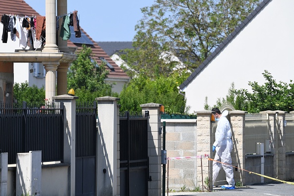 Un agent de la police scientifique à l'entrée d'une maison où les corps d'une femme et de deux enfants ont été retrouvés à Dreux. (JEAN-FRANCOIS MONIER/AFP via Getty Images)