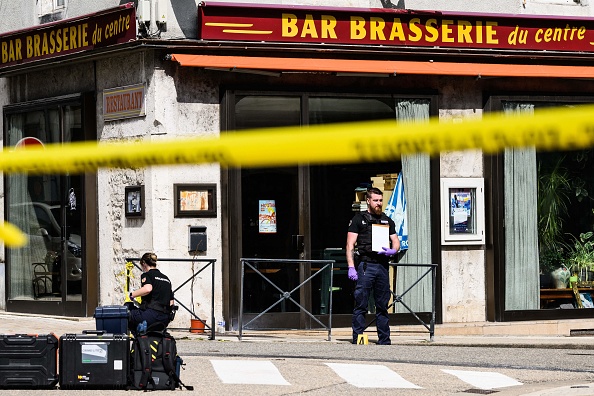 Des gendarmes travaillent devant un café où un suspect a ouvert le feu, à Nantua, le 1er juin 2023. (JEFF PACHOUD/AFP via Getty Images)