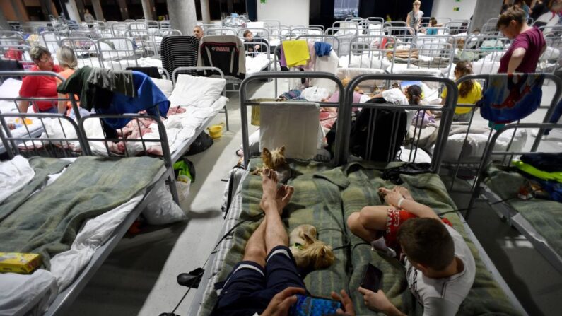 Des habitants évacués des zones de la région de Belgorod limitrophes de l'Ukraine sont installés dans un abri temporaire installé au Belgorod Arena. (Photo OLGA MALTSEVA/AFP via Getty Images)
