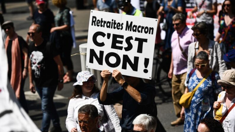 L'homme relaxé lundi à Amiens dans le dossier de l'agression du petit-neveu de Brigitte Macron a été interdit de paraître à Paris pour trois mois après son interpellation près du lieu de départ de la manifestation parisienne contre la réforme des retraites. (Photo CHRISTOPHE ARCHAMBAULT/AFP via Getty Images)