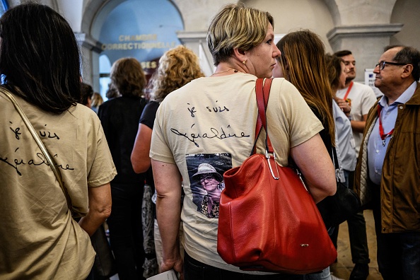 Des personnes portant des t-shirts avec l'inscription "Je suis Géraldine" en hommage à la victime de Gabriel Fortin, Géraldine Caclin, devant la salle d'audience du palais de justice de Valence. (JEFF PACHOUD/AFP via Getty Images)