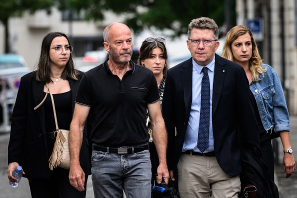 L'avocat de la famille Pasquion, Denis Dreyfus (2e à dr.), arrive avec le mari de Patricia Pasquion et leurs filles au palais de justice de Valence, le 13 juin 2023, avant le début du procès de Gabriel Fortin. (JEFF PACHOUD/AFP via Getty Images)