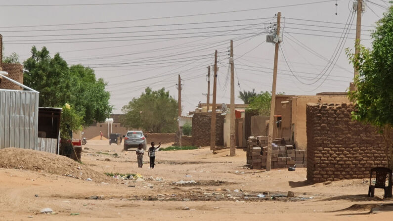 Des jeunes marchent dans une rue alors que les combats se poursuivent à Khartoum, le 13 juin 2023. (Photo -/AFP via Getty Images)