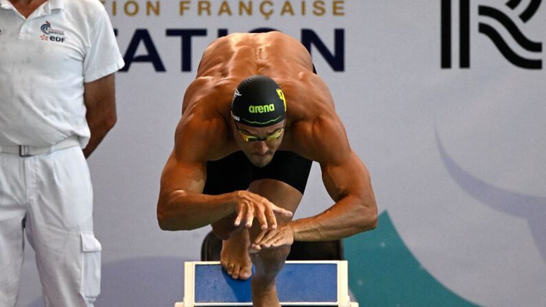 Le nageur français Florent Manaudou participe aux séries du 50m nage libre hommes lors des championnats de France de natation à Rennes le 15 juin 2023. (Photo DAMIEN MEYER/AFP via Getty Images)
