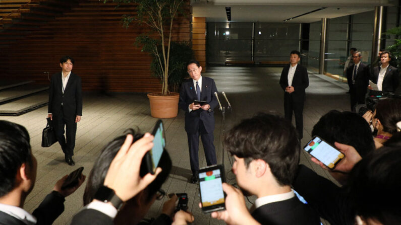 Fumio Kishida (au c.) s'adresse aux journalistes au sujet d'un tir de missile nord-coréen, à la résidence du premier ministre à Tokyo, le 15 juin 2023.  (Photo by JIJI Press / AFP) / Japan OUT (Photo by STR/JIJI Press/AFP via Getty Images)