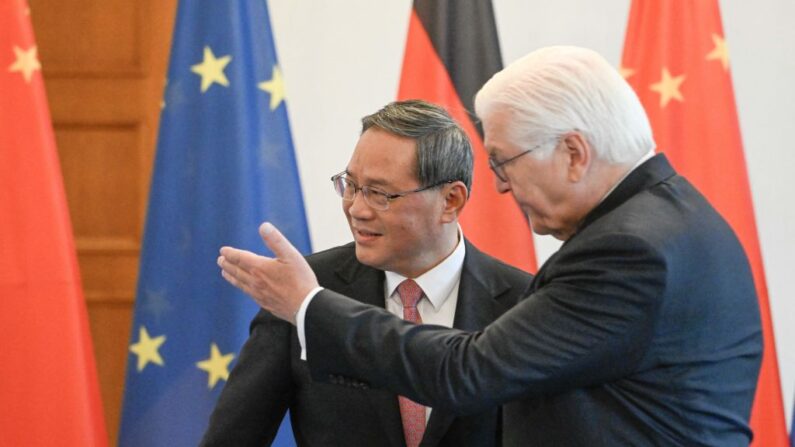 Le président allemand Frank-Walter Steinmeier (à dr.) salue le premier ministre du Conseil des affaires de l'État chinois, Li Qiang, le 19 juin 2023 au palais présidentiel de Bellevue à Berlin. (TOBIAS SCHWARZ/AFP via Getty Images)