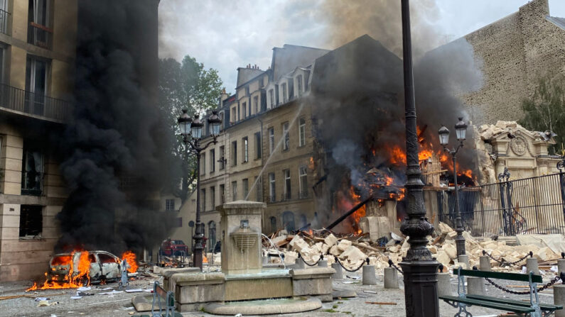 A Paris, le 21 juin 2023, les décombres de immeuble de la rue Saint-Jacques soufflé par une explosion.(Photo GREGORY CUSTO/AFP via Getty Images)
