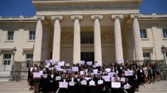 Des greffiers «en colère» rassemblés devant les tribunaux de France