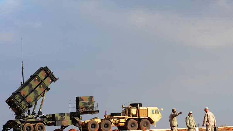 Des soldats américains se tiennent près d'un système de missiles Patriot sur une base militaire. (Photo BULENT KILIC/AFP via Getty Images)