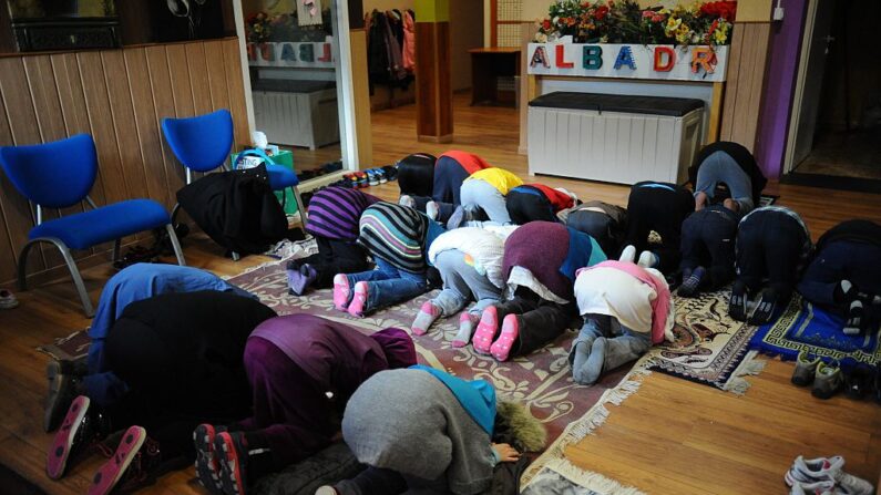 Des élèves prient dans une école privée musulmane du quartier du Mirail à Toulouse, le 23 janvier 2015. (REMY GABALDA/AFP via Getty Images)
