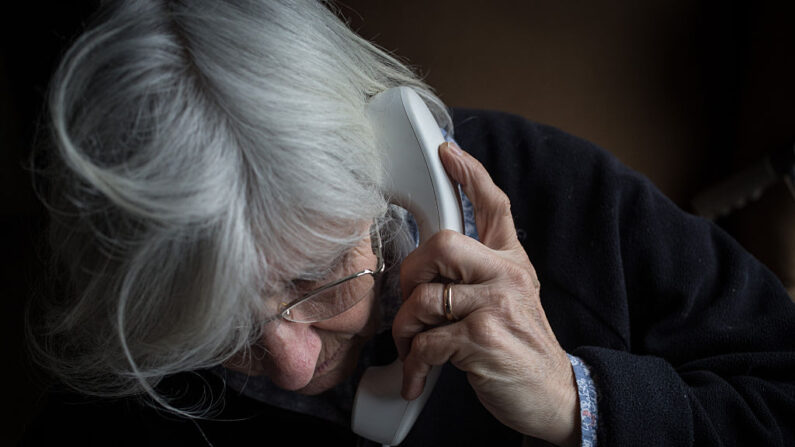 Les personnes très âgées peuvent faire l’objet de démarchage par certains courtiers peu scrupuleux. (Photo Matt Cardy/Getty Images)