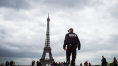Paris: un homme frappé à coups de tournevis pour son téléphone, au Trocadéro