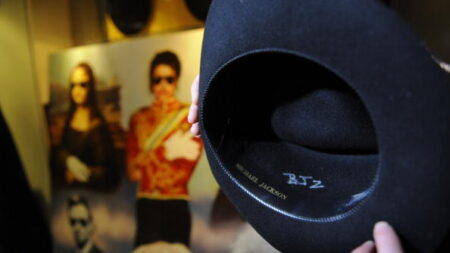 Un chapeau de Michael Jackson aux enchères en septembre à Paris