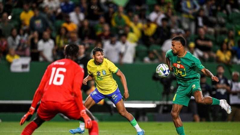 Le Brésil de Vinicius Jr, s'est incliné devant le Sénégal de Sadio Mané (4-2) en match amical. (Photo by PATRICIA DE MELO MOREIRA/AFP via Getty Images)