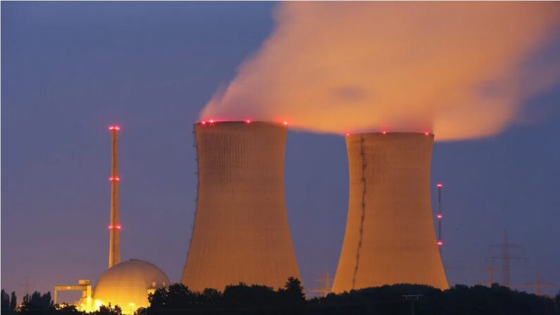 Tours de refroidissement de la centrale nucléaire de Grafenrheinfeld la nuit près de Grafenrheinfeld, Allemagne, le 11 juin 2015. (Sean Gallup/Getty Images)