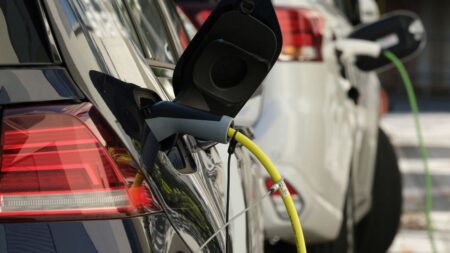 Voitures électriques: embouteillage aux bornes de recharge pour les départs en vacances