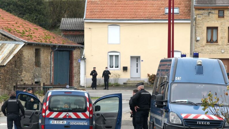 Des gendarmes effectuent des recherches dans le village d'Issancourt-et-Rumel, dans les Ardennes, le 15 novembre 2021, pour retrouver la dépouille de la fillette Estelle Mouzin. (Photo FRANCOIS NASCIMBENI/AFP via Getty Images)