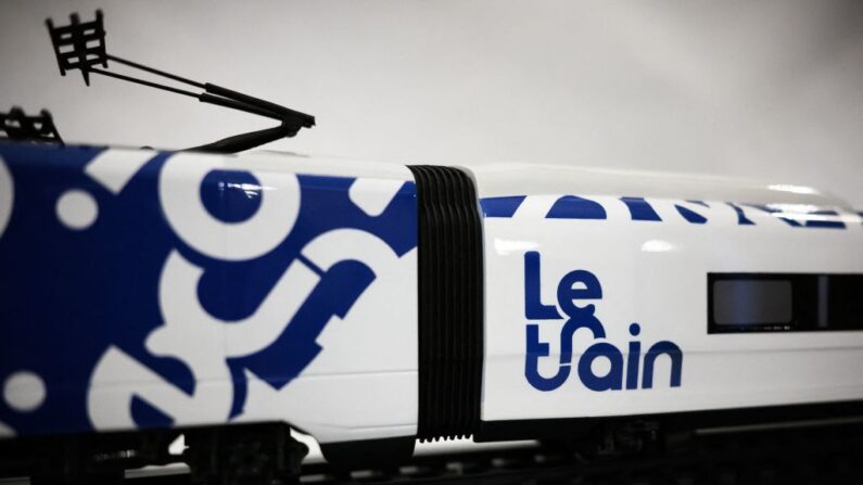 Une maquette d'un train à grande vitesse de la compagnie ferroviaire privée française « Le Train » est préparée avant une conférence de presse à Bordeaux, le 23 janvier 2022. (Photo PHILIPPE LOPEZ/AFP via Getty Images)