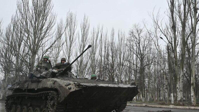 Des militaires ukrainiens sur une route près de Bakhmut dans la région de Donetsk, le 3 avril 2023. (Photo GENYA SAVILOV/AFP via Getty Images)