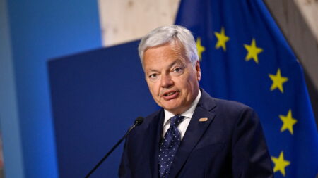 France: un commissaire européen prône une «réflexion» sur le maintien de l’ordre