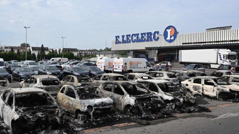 À Nanterre et partout en France, les émeutiers ont brulés des voitures, pillés des commerces, et saccagés de nombreuses infrastructures. (Photo PATRICK HERTZOG/AFP via Getty Images)