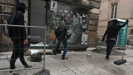 «On était visés»: une librairie catholique attaquée à Nantes
