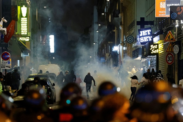 Émeutes à Paris le 2 juillet 2023, cinq jours après qu'un jeune homme de 17 ans a été tué par la police à Nanterre.  (LUDOVIC MARIN/AFP via Getty Images)