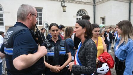 Un décor anti-police dans un festival organisé par la ville, la maire de Nantes réagit