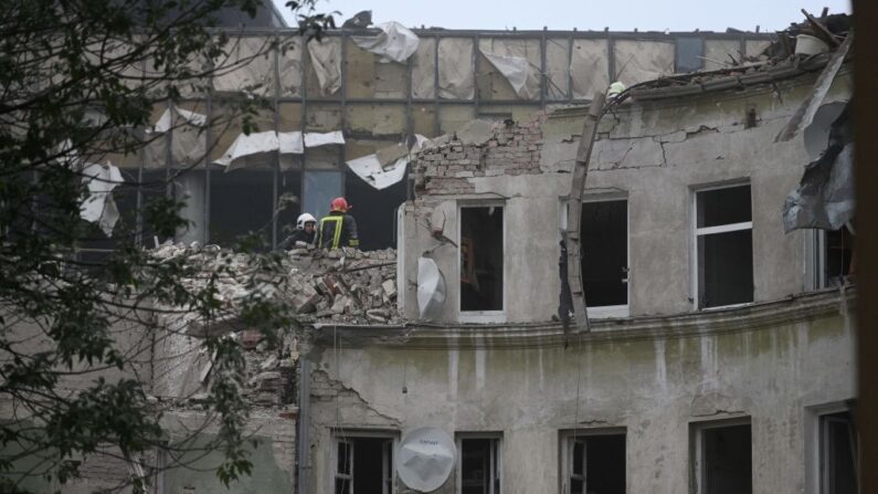 Un immeuble d'habitation partiellement détruit par un tir de missile dans la ville de Lviv dans l'ouest de l'Ukraine, le 6 juillet 2023, dans le cadre de l'invasion militaire russe. (Photo YURIY DYACHYSHYN/AFP via Getty Images)