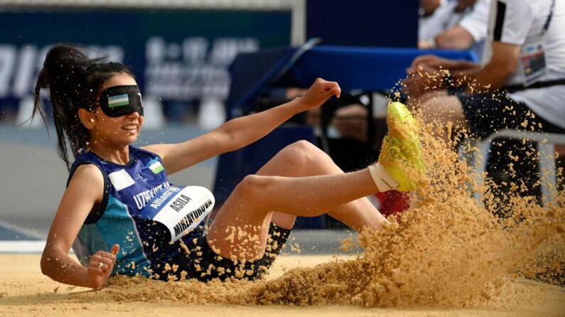 L'Ouzbèke Asila Mirzayorova, sacrée dimanche dans l'épreuve de saut en longueur, a fait le spectacle en battant à deux reprises le record des championnats du monde.  (Photo by JULIEN DE ROSA/AFP via Getty Images)