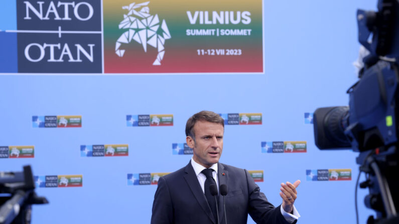 Emmanuel Macron s'adresse aux médias lors du premier jour du sommet de l'OTAN 2023 le 11 juillet 2023 à Vilnius, en Lituanie. Le sommet réunit les chefs d'État des pays membres et partenaires de l'OTAN du 11 au 12 juillet pour définir l'avenir de l'alliance. (Photo Sean Gallup/Getty Images)