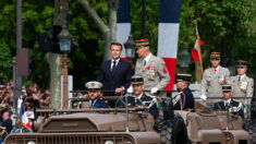 14 Juillet: Emmanuel Macron hué lors de la descente des Champs-Élysées