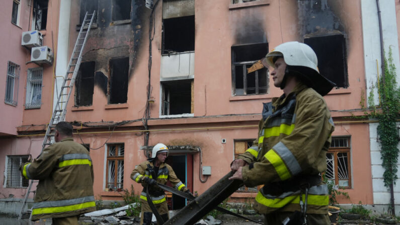 Des sauveteurs ukrainiens travaillent sur un bâtiment résidentiel détruit après un tir de missile dans le centre de Mykolaïv, le 20 juillet 2023. (Photo OLEKSII FILIPPOV/AFP via Getty Images)