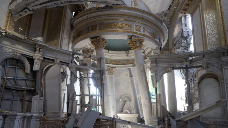 Cette photographie prise le 23 juillet 2023 montre la cathédrale de la Transfiguration détruite par un tir de missile à Odessa, dans le cadre de l'invasion russe de l'Ukraine. (Photo OLEKSANDR GIMANOV/AFP via Getty Images)