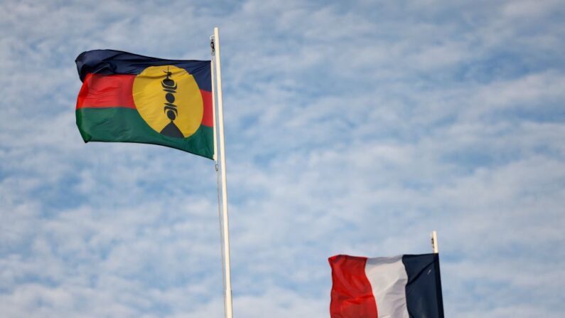 Le drapeau de la Nouvelle-Calédonie (à g.) flotte au vent à côté du drapeau français à Nouméa le 24 juillet 2023 avant l'arrivée du président français Emmanuel Macron lors de sa visite en Nouvelle-Calédonie. (Photo LUDOVIC MARIN/AFP via Getty Images)