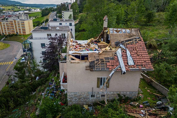 Une maison dont le toit a été emporté par le vent après qu'un violent orage a frappé La Chaux-de-Fonds, dans le nord-ouest de la Suisse, le 24 juillet 2023.  (FABRICE COFFRINI/AFP via Getty Images)