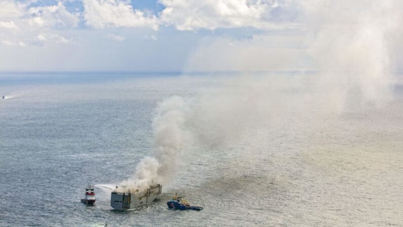 Un incendie s'est déclaré sur le Fremantle Highway, un bateau immatriculé au Panama et acheminant quelque 3000 véhicules, à une trentaine de kilomètres au nord de l'île néerlandaise d'Ameland. (Photo : FLYING FOCUS/ANP/AFP via Getty Images)