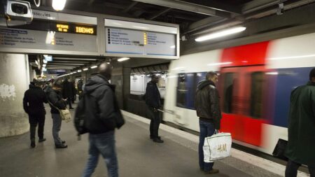 Une femme tuée par un RER à Paris, un homme en garde à vue pour l’avoir poussée