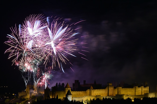Le feu d'artifice sur la cité de Carcassonne, le 14 juillet 2016. (REMY GABALDA/AFP via Getty Images)