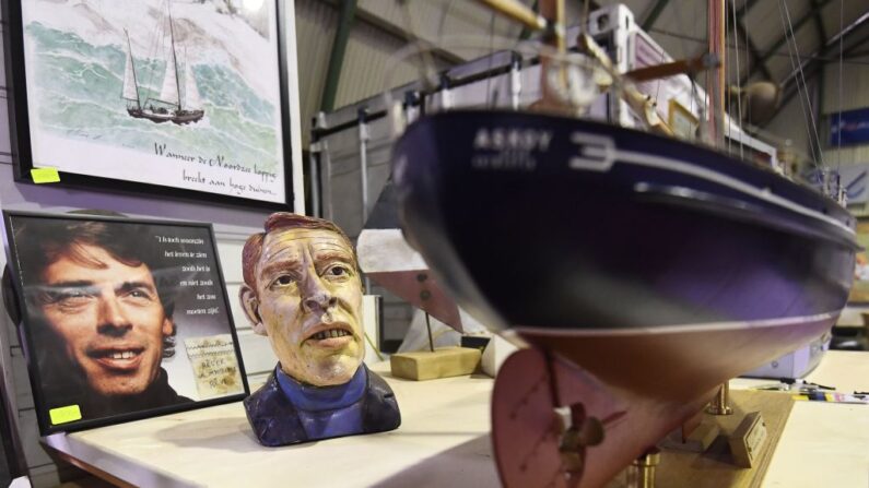 Des souvenirs et des objets à vendre, dédiés au défunt chanteur belge Jacques Brel, sont exposés dans le hangar où l'ancien bateau du chanteur, l'Askoy II, est en cours de restauration. (Photo : EMMANUEL DUNAND/AFP via Getty Images)