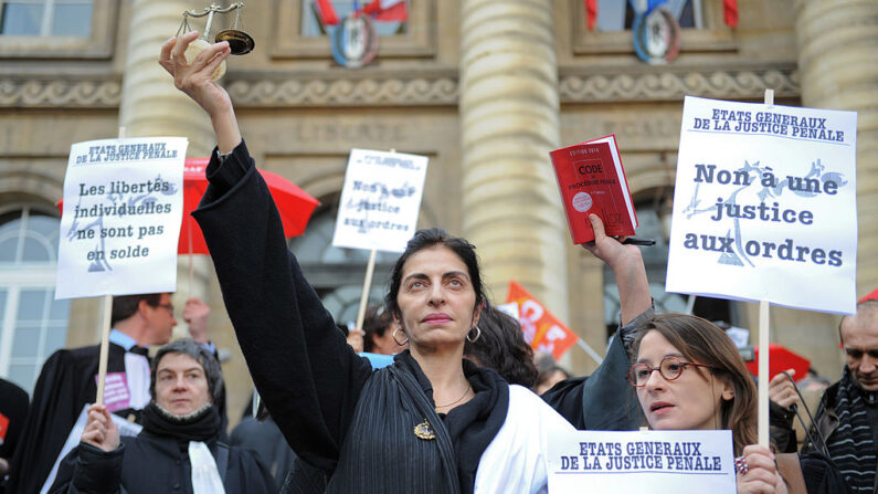 Les avocats, magistrats, et greffiers manifestent sur les marches du Palais de Justice de Paris où se déroule la rentrée solennelle de la Cour de cassation, le 14 janvier 2010. (MARTIN BUREAU/AFP via Getty Images)
