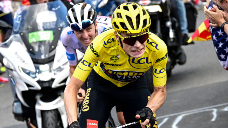 Jonas Vingegaard et Tadej Pogacar, sur le Tour de France, le 15 juillet 2023. (Photo by BERNARD PAPON/POOL/AFP via Getty Images)
