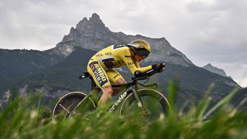 Jonas Vingegaard a pris une sérieuse option sur une deuxième victoire dans le Tour de France en écrasant le chrono. (Photo by MARCO BERTORELLO/AFP via Getty Images)