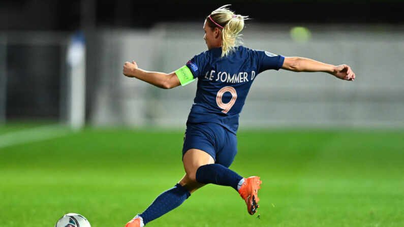 Eugénie Le Sommer, joueuse de l'Équipe de France féminine de football. (Photo JOE KLAMAR/AFP via Getty Images)