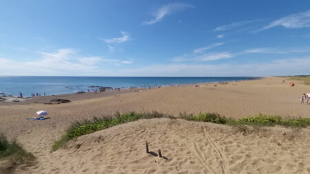 Les Sables-d’Olonne: un enfant perd sa prothèse de jambe dans l’eau, sa mère lance un appel à l’aide