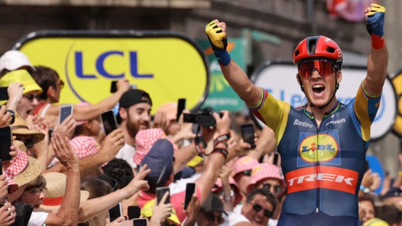 Le Danois Mads Pedersen (Lidl-Trek) a remporté au sprint la 8e étape du Tour de France samedi. (Photo by THOMAS SAMSON/AFP via Getty Images)